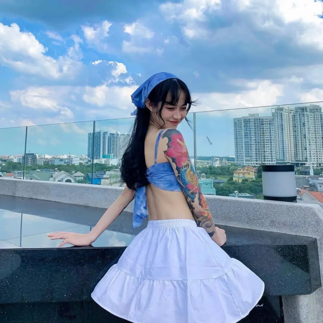 穿条纹衣的男孩